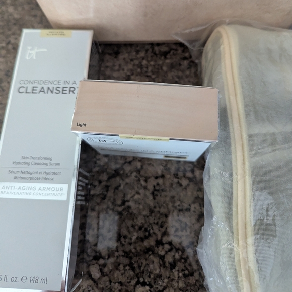 NIB It Cosmetics Confidence + Confidence in a Compact Bundle - Picture 8 of 8